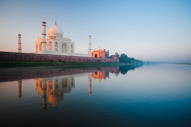 taj mahal au lever du soleil sur la rivière jamuna - taj mahal photos et images de collection