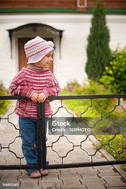 Little Girl In 公園 - 子供のストックフォトや画像を多数ご用意 - 子供, 家, 小道