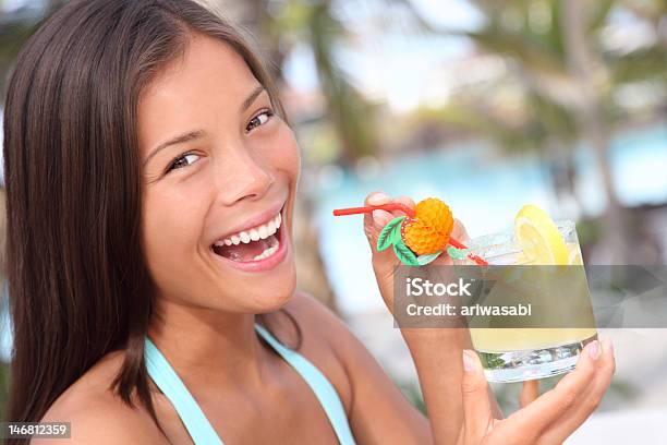 Spiaggia Bere Donna In Resort - Fotografie stock e altre immagini di 20-24 anni - 20-24 anni, Acqua, Adulto