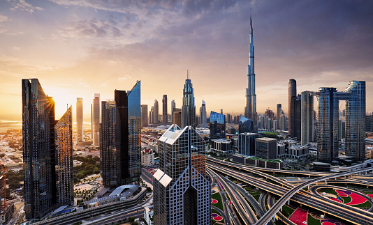 Espectacular amanecer sobre el horizonte de Dubai con Burj Khalifa y rascacielos de lujo, Emiratos Árabes Unidos photo