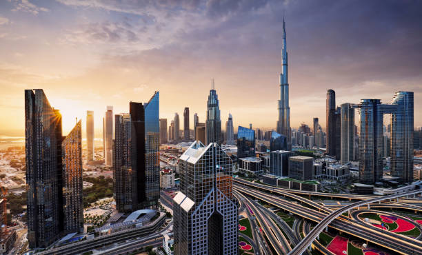 espectacular amanecer sobre el horizonte de dubai con burj khalifa y rascacielos de lujo, emiratos árabes unidos - dubai built structure business skyscraper fotografías e imágenes de stock