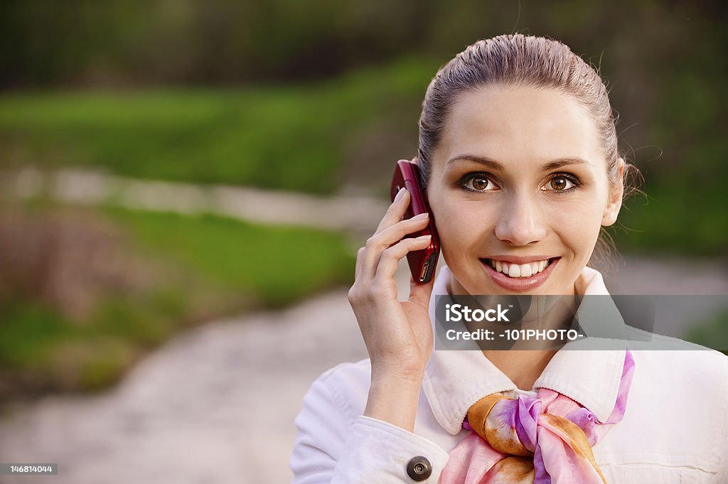 Garota em Casaco comprido branco com telefone - Foto de stock de Adulto royalty-free