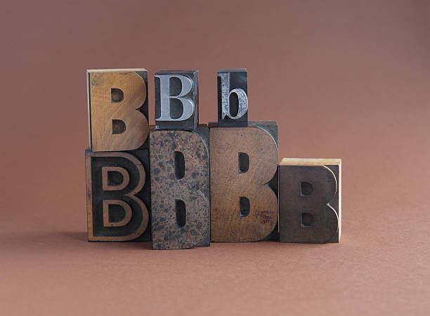 書 b に木材とメタルタイプ - letter b typescript letterpress alphabet ストックフォトと画像