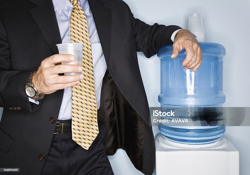 Бизнесмен, стоя на Кулер для воды - Стоковые фото Кулер для воды роялти-фри