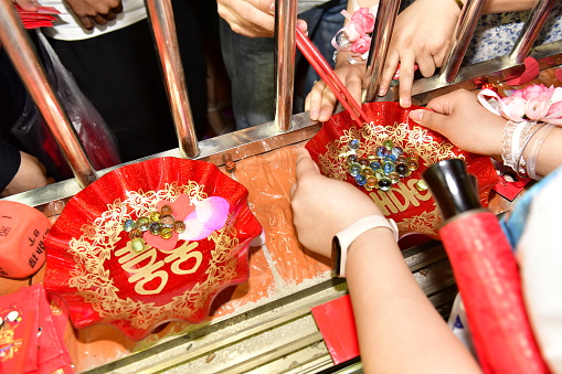 Traditional Chinese wedding customs, chopsticks holding glass beads, entertainment games at weddings