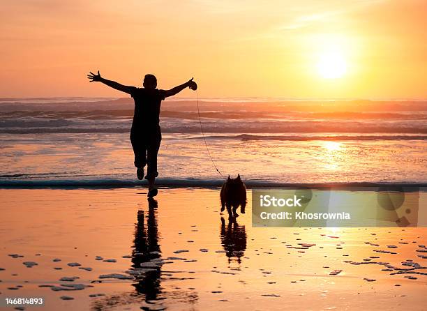 Salto Foto de stock y más banco de imágenes de 18-19 años - 18-19 años, Adolescente, Adulto