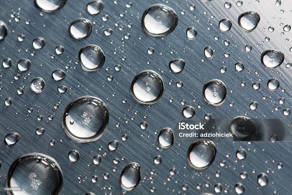 Gotas de água na superfície de aço escovado - Foto de stock de Água royalty-free