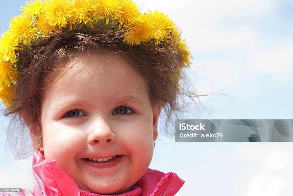 Jeune fille et une couronne de dandelions - Photo de Bleu libre de droits