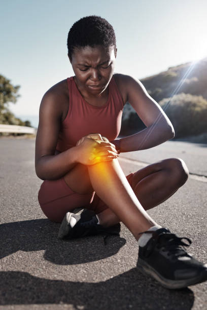 Knee pain, black woman and road training accident with a runner in pain for leg injury outdoor. Running, exercise and fitness problem from joint pain from sports workout ready for physical therapy Knee pain, black woman and road training accident with a runner in pain for leg injury outdoor. Running, exercise and fitness problem from joint pain from sports workout ready for physical therapy Managing Arthritis in Black Women stock pictures, royalty-free photos & images
