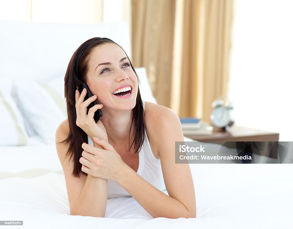 Rayonnant femme sur le téléphone à la maison - Photo de Adulte libre de droits