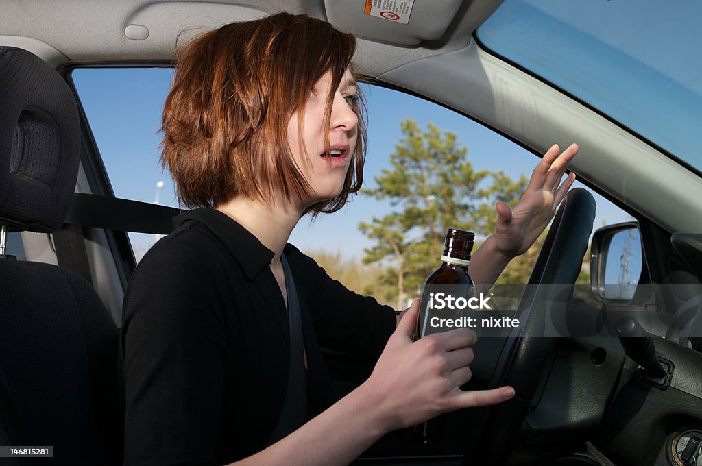 飲酒運転ショックを受ける女性へのお車で - 事故のロイヤリティフリーストックフォト