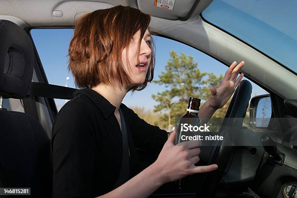 飲酒運転ショックを受ける女性へのお車で - 事故のストックフォトや画像を多数ご用意 - 事故, 運転する, 1人