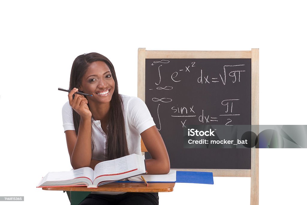 Studente di college nero donna studiare matematica esame - Foto stock royalty-free di Aula