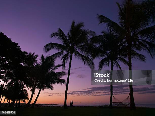 Resplandor De La Mañana Y De Pareja En La Playa Foto de stock y más banco de imágenes de Adulto - Adulto, Aire libre, Amanecer