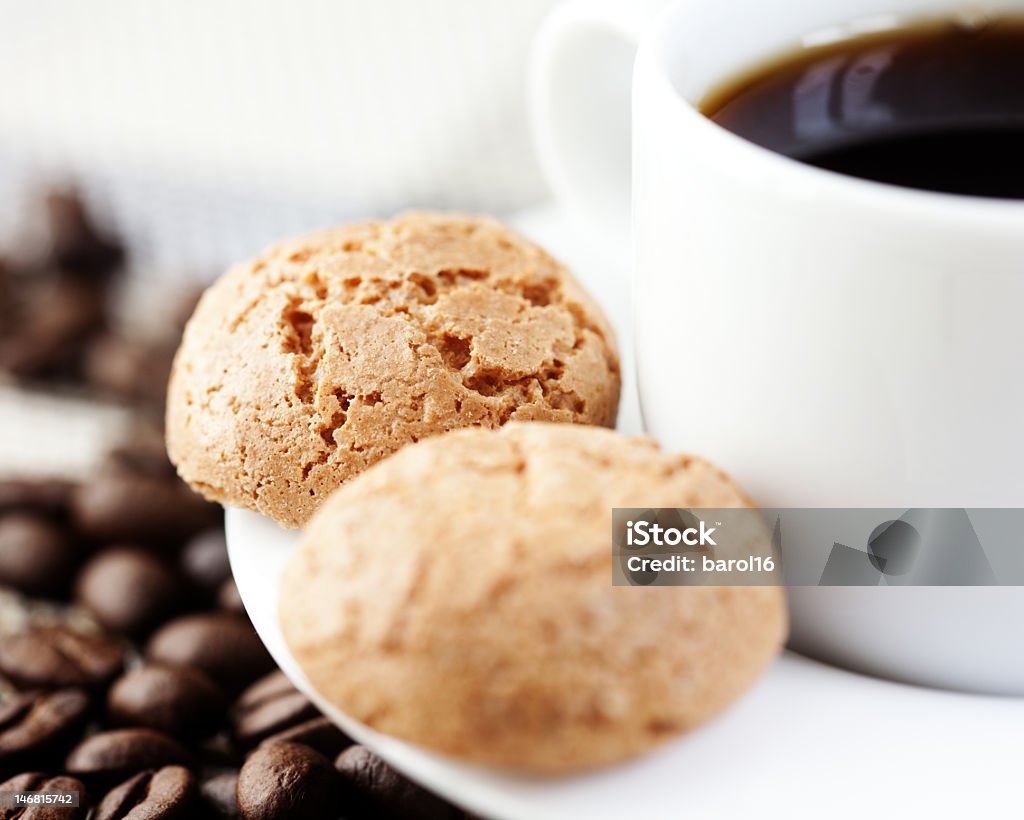 Biscotti e tazza di caffè - Foto stock royalty-free di Bianco