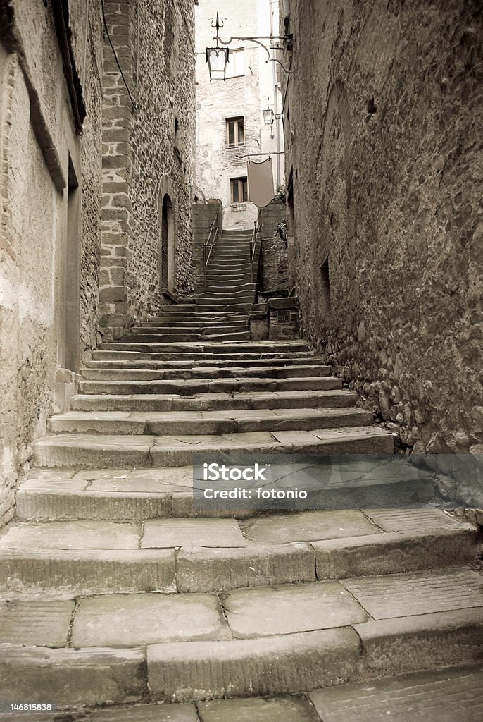 Escalera en una ciudad antigua - Foto de stock de Aire libre libre de derechos