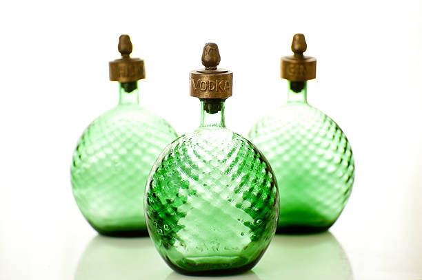 tres vintage decanters de vidrio con vodka especiales de etiqueta en la parte frontal - gin decanter whisky bottle fotografías e imágenes de stock