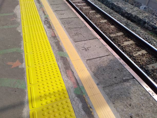 istock the yellow sign 1468168897