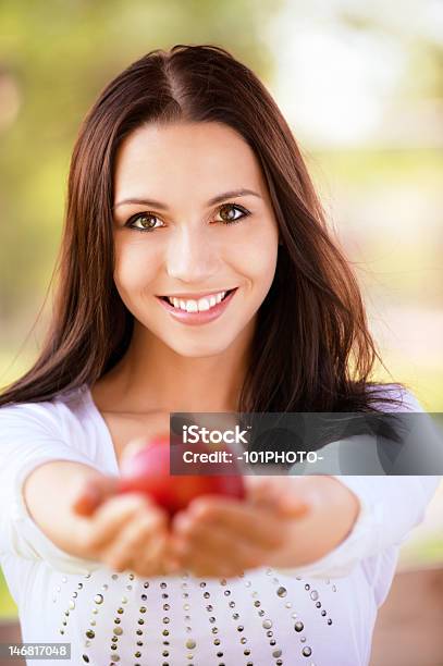 Młoda Kobieta Rozciąga Się Na Apple - zdjęcia stockowe i więcej obrazów Beztroski - Beztroski, Czerwony, Dieta
