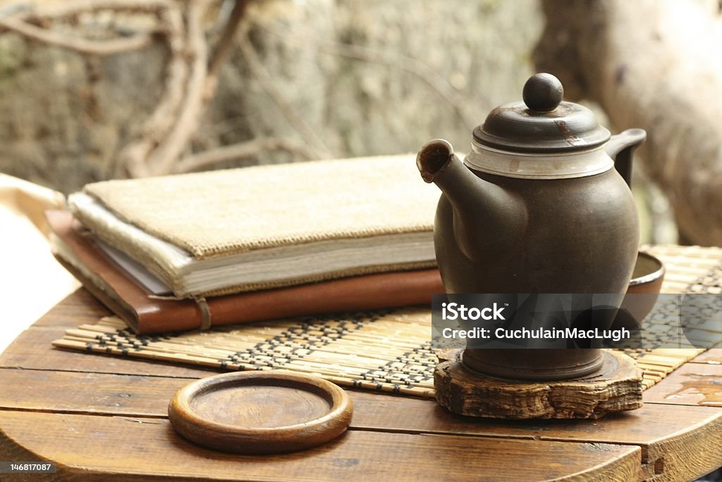 Marrón tetera en la pequeña mesa de madera - Foto de stock de Alimento libre de derechos