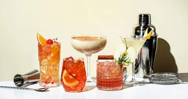 Cocktail party. Bright fruity and citrus alcoholic drinks with gin, vodka, vermouth and juice. Beige background, hard light, shadow pattern. Banner Cocktail party. Bright fruity and citrus alcoholic drinks with gin, vodka, vermouth and juice. Beige background, hard light, shadow pattern. Banner cocktail stock pictures, royalty-free photos & images