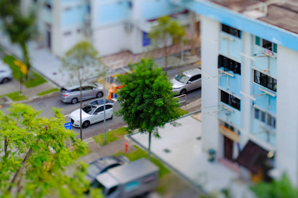 photographie d’objectif inclinaison-décalage; effet miniature – vue aérienne du quartier central de hdb à singapour; focalisation sélective. voitures entrant et sortant du parking public - tilt shift lens photos et images de collection