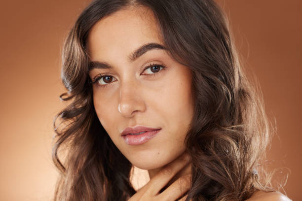 Woman, face skincare or curly hairstyle on studio background in Brazilian keratin treatment, self love or healthcare wellness. Portrait zoom, brunette color or beauty model and natural texture waves cuidado de la piel de la mujer, la cara o peinado rizado en el estudio de fondo en el tratamiento de keratina brasileña, el amor propio o el bienestar de la salud. zoom de retrato, color moreno o modelo de belleza y ondas de textura natural
