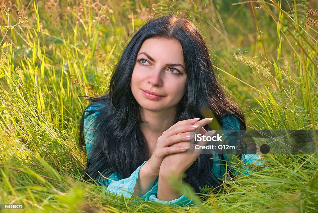 Junge Frau im Gras - Lizenzfrei Ast - Pflanzenbestandteil Stock-Foto