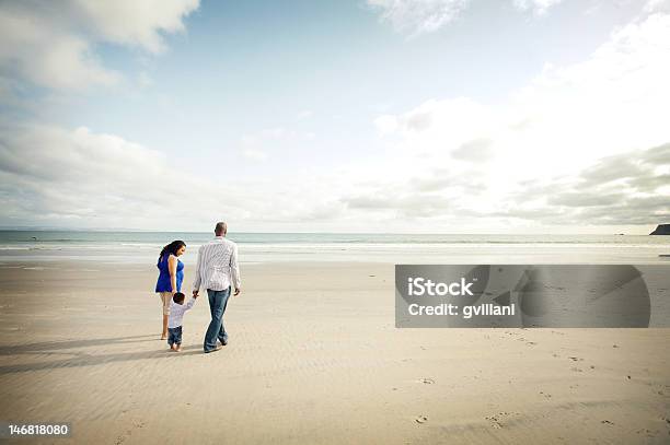 Fuga Destate - Fotografie stock e altre immagini di Spiaggia - Spiaggia, Famiglia, Camminare