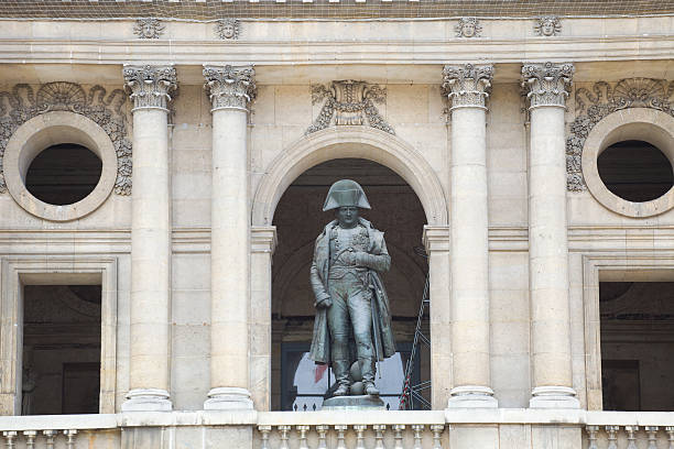 estátua de napoleão na varanda de les invalides, paris - napoleon bonaparte - fotografias e filmes do acervo