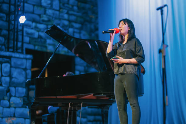 joven cantante de ópera asiática china disfruta practicando solo en el escenario con pianista - pianist grand piano piano playing fotografías e imágenes de stock