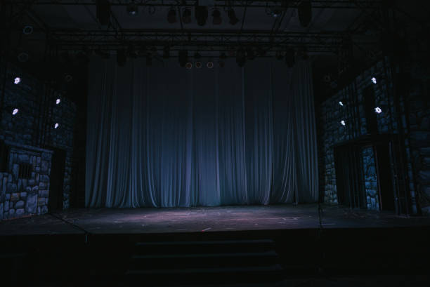 musikbühnentheaterkonzert mit beleuchteter kulisse mit bühnenlicht - spotlight spot lit lighting equipment stage stock-fotos und bilder