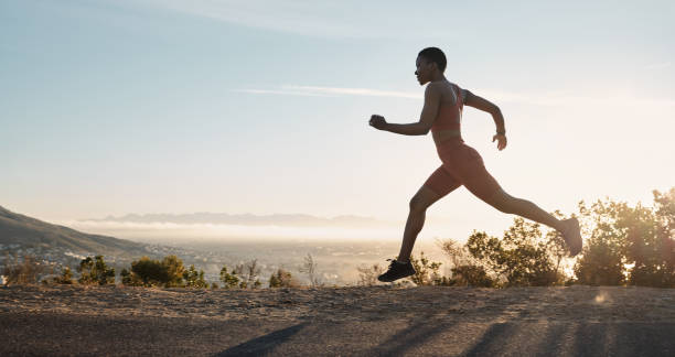 흑인 여성, 피트니스 및 야외 자연에서 운동, 훈련 또는 운동을 위해 일몰 동안 산에서 달리기. 모형에서 건강한 유산소 운동을 하는 스포츠의 아프리카계 미국인 여성 주자 - exercising sports training lens flare women 뉴스 사진 이미지