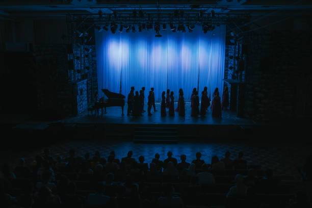 dans silhouette choir se prépare sur scène théâtre - industrie du théâtre photos et images de collection