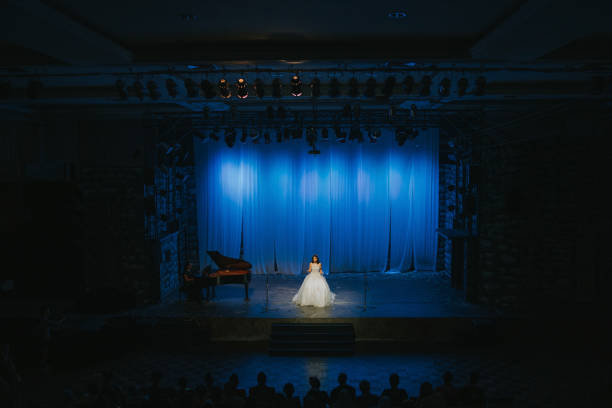 joven cantante de ópera china actuando en solitario en el escenario con pianista - stage theater theatrical performance curtain seat fotografías e imágenes de stock