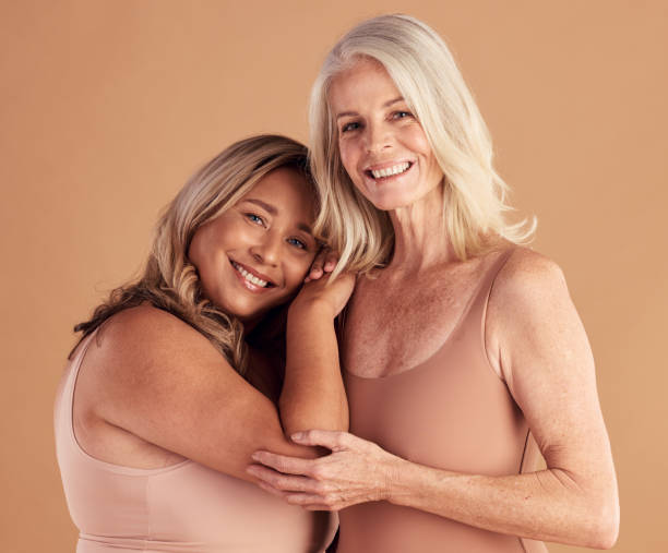 modèles de sous-vêtements seniors pour femmes, beauté et corps positifs pour les soins corporels, l’autonomisation de l’égalité ou l’inclusion du bien-être dans un studio brun. bonheur grande taille, personnes âgées et motivation pour les soi - bady care photos et images de collection