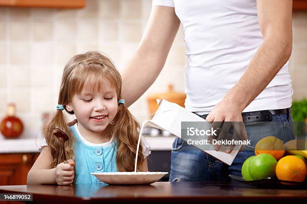 での朝食 - 女の子のストックフォトや画像を多数ご用意 - 女の子, 朝食, シリアル