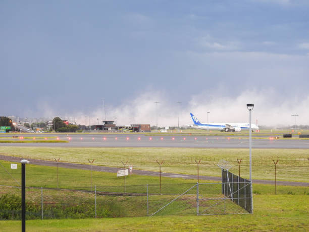 シドニー空港 ホワイトガス雲 - boeing 787 fence airport security ストックフォトと画像