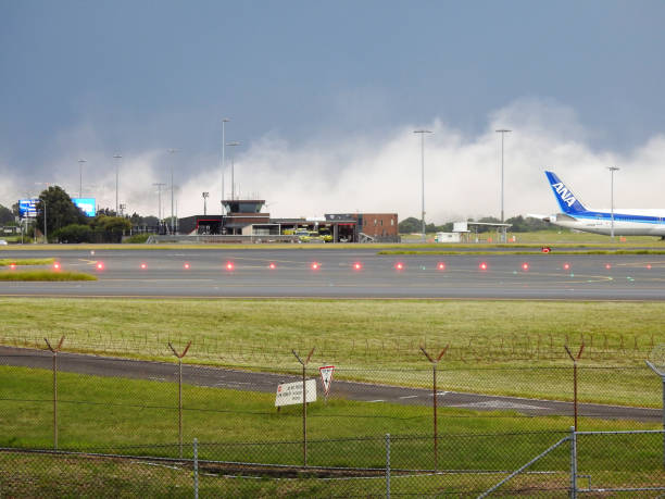 drifting gas cloud am flughafen sydney - boeing 787 fence airport security stock-fotos und bilder