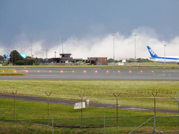 nube de gas a la deriva del aeropuerto de sídney - boeing 787 fence airport security fotografías e imágenes de stock