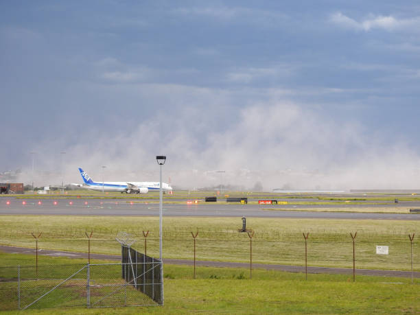 gaswolke am flughafen sydney verteilen - boeing 787 fence airport security stock-fotos und bilder