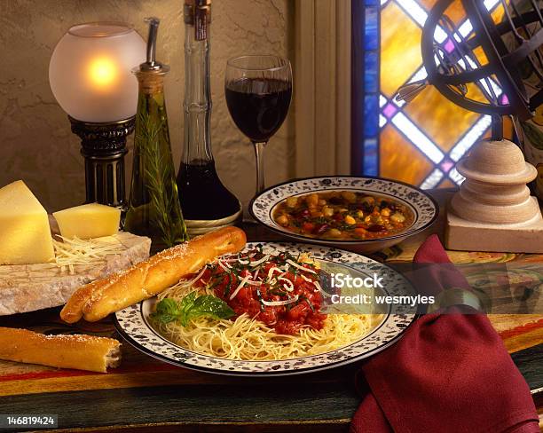 Cena Italiana Con Espaguetis Y El Minestrón Sopa Foto de stock y más banco de imágenes de Aceite de oliva - Aceite de oliva, Aceite para cocinar, Barra de pan