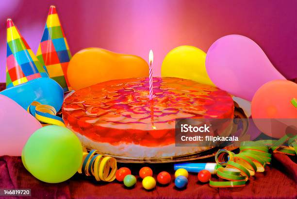 Feliz Aniversário - Fotografias de stock e mais imagens de Aniversário - Aniversário, Balão - Enfeite, Bolo - Sobremesa