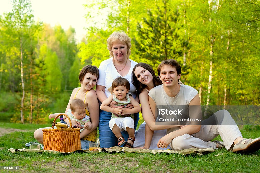 picnic con la famiglia - Foto stock royalty-free di Nipoti maschi e femmine