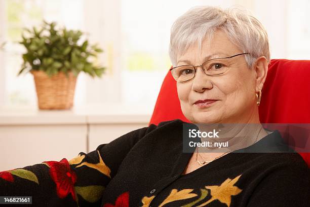 Retrato De Mulher Idosa - Fotografias de stock e mais imagens de 60-64 anos - 60-64 anos, 60-69 Anos, Adulto