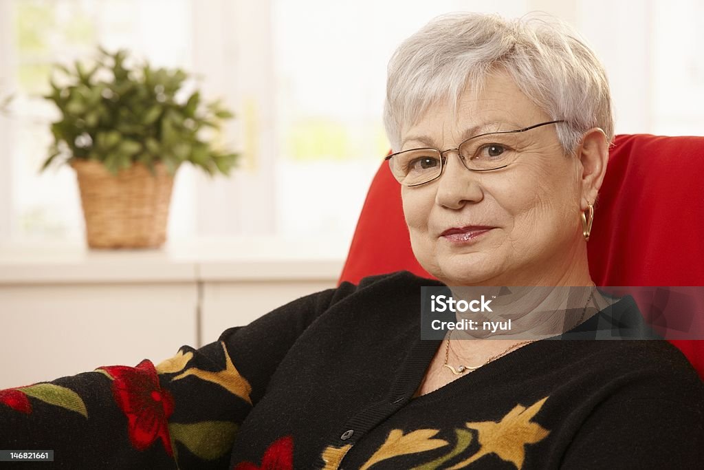 Портрет пожилая женщина - Стоковые фото 60-64 года роялти-фри