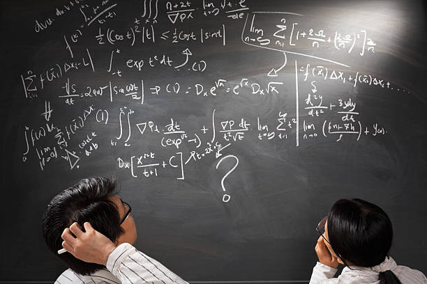 mirando difícil y compleja ecuación - formula blackboard complexity scientist fotografías e imágenes de stock