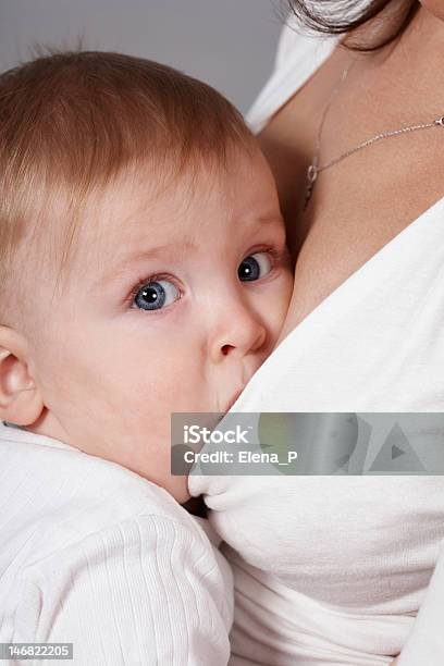 Foto de A Amamentação e mais fotos de stock de Abraçar - Abraçar, Adulto, Alimentar