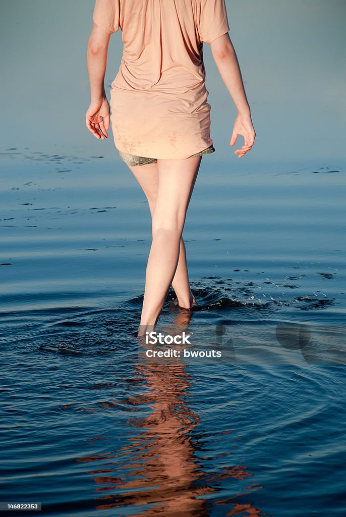 Chica caminando en el agua - Foto de stock de Adolescente libre de derechos