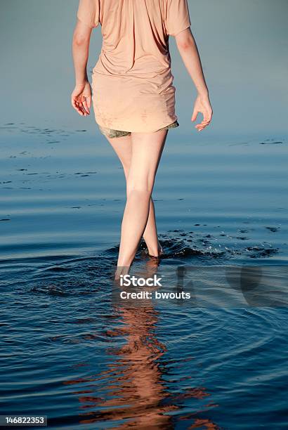 Chica Caminando En El Agua Foto de stock y más banco de imágenes de Adolescente - Adolescente, Adulto, Aire libre